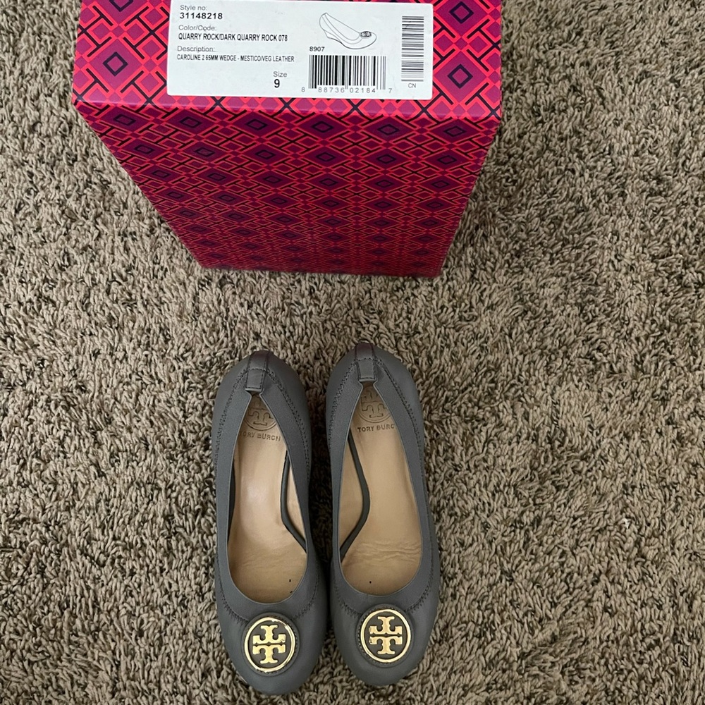 Tory Burch Gray ‘Caroline’ leather shoes. Size 9.
